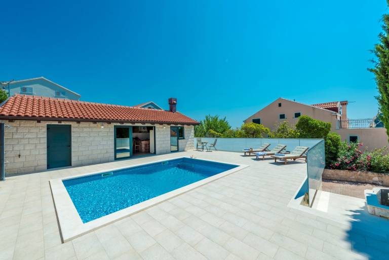 Villa with yard & patio | Sea view — photo 5
