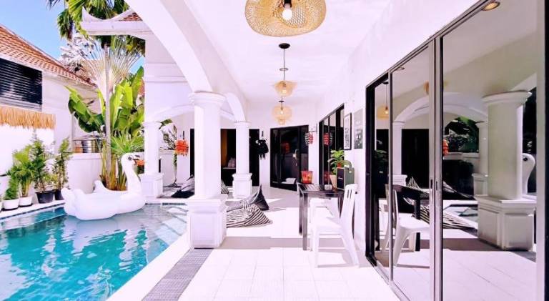 House with pool — photo 3