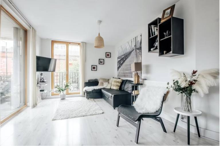 Notting Hill 2-Bed Apt with Balcony, 1 min to Tube in London, KY