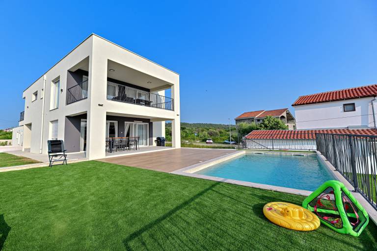 Children-friendly nice villa with barbecue, patio & private pool | Close to the beach | Pets are welcome — photo 2