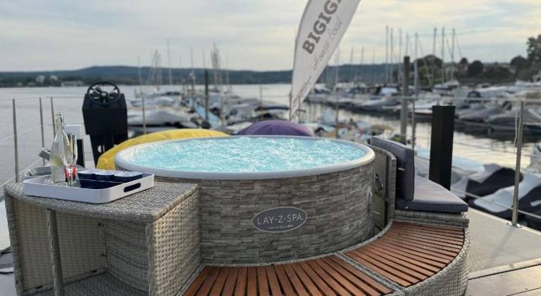Lovely boat with hot tub | Pet-friendly — photo 4