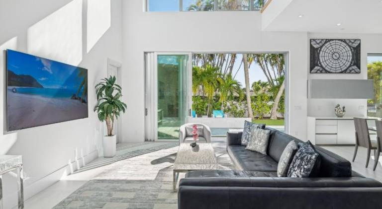 Luxury New Modern Beach Mansion in BEST Location! — photo 5