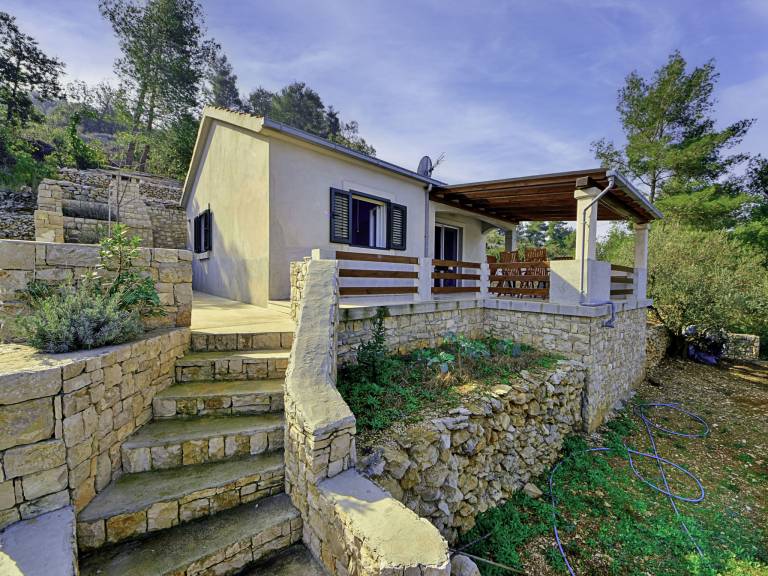Vacation home with patio, BBQ & yard | Sea view | Pets allowed — photo 3