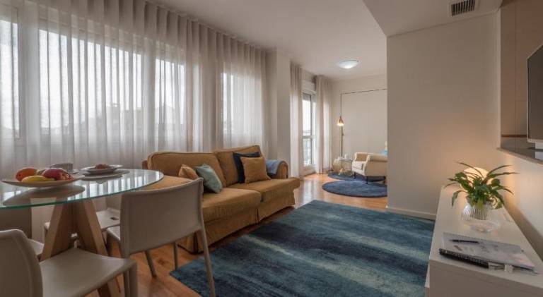Apartment with patio — photo 2