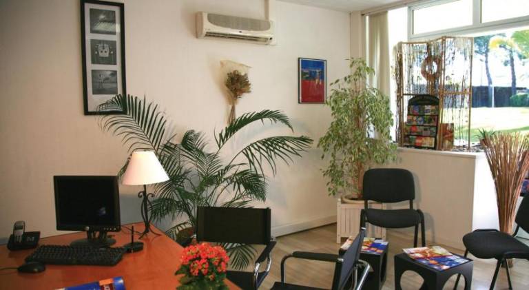 Serviced apartment with terrace & pool | Pet-friendly — photo 4