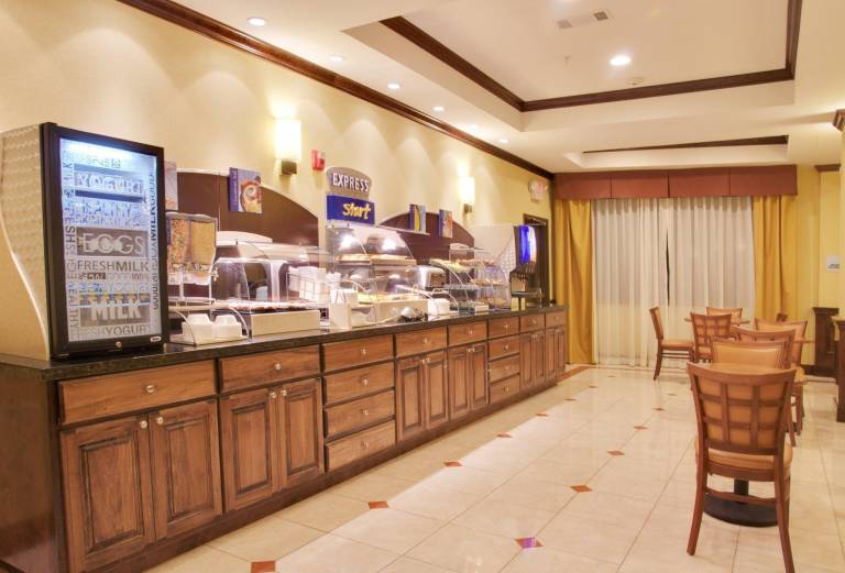 Holiday Inn Express Hotel & Suites Winnie By IHG — photo 5