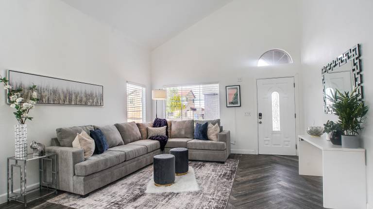 Near Stadiums Sleeps 10 and Pet Friendly Too