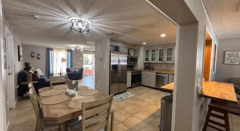 Vacation home with pool | Pet-friendly — photo 3