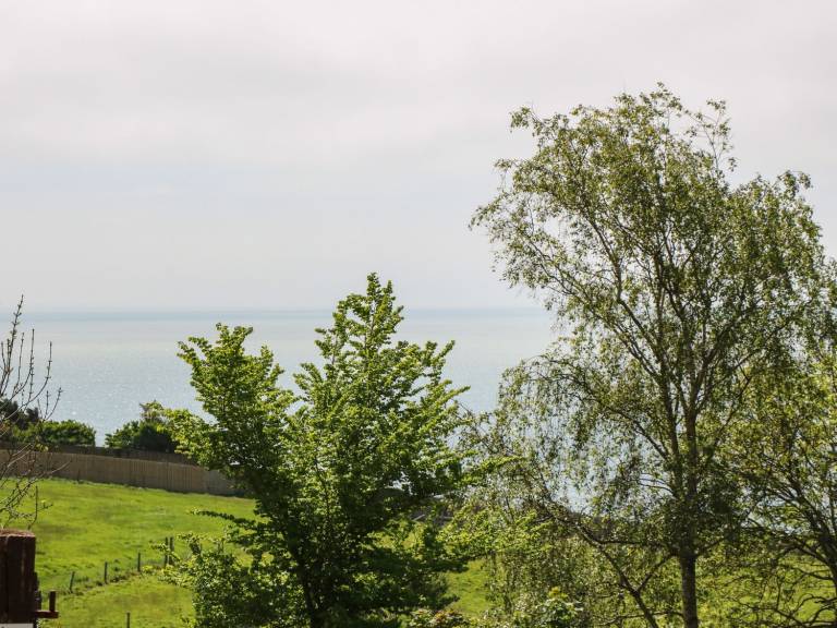 Cottage with yard & grill | Beach view — photo 3