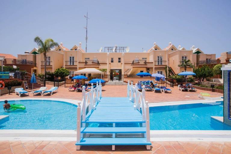 Serviced apartment with pool, yard & patio | Close to the beach | Pets allowed in Adeje