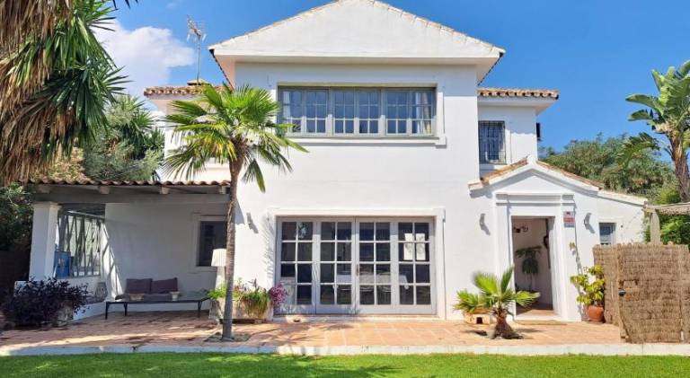 Villa with jacuzzi & pool in Estepona