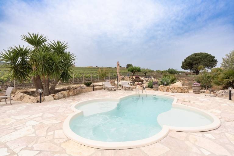 Villa Anna with Private Pool, Mountain Views, Wi-Fi, and Air Conditioning in Trapani