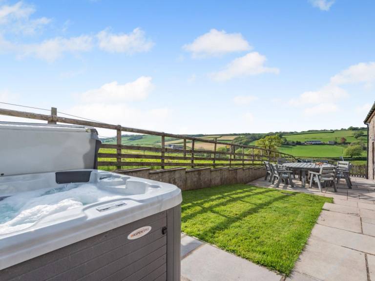 Fully equipped beautiful cottage with jacuzzi & garden | Pet-friendly — photo 2