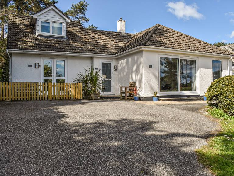 Child-friendly nice cottage with yard | Water view | Next to the beach | Dogs allowed in St. Austell