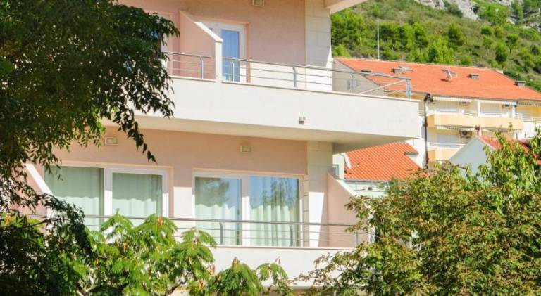 Rental apartment with patio & garden in Brela