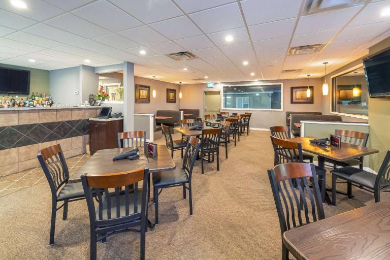 Econo Lodge Inn & Suites — photo 3