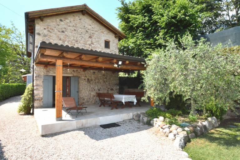 Chalet with patio, garden & barbecue — photo 2