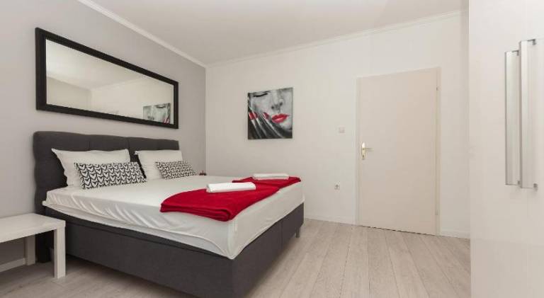 Apartment with 2 rooms for 6 persons in Tucepi