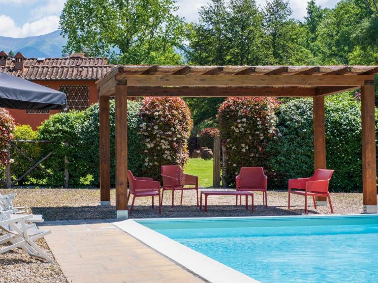 Vacation home with barbeque, yard & private pool | Nature view — photo 3