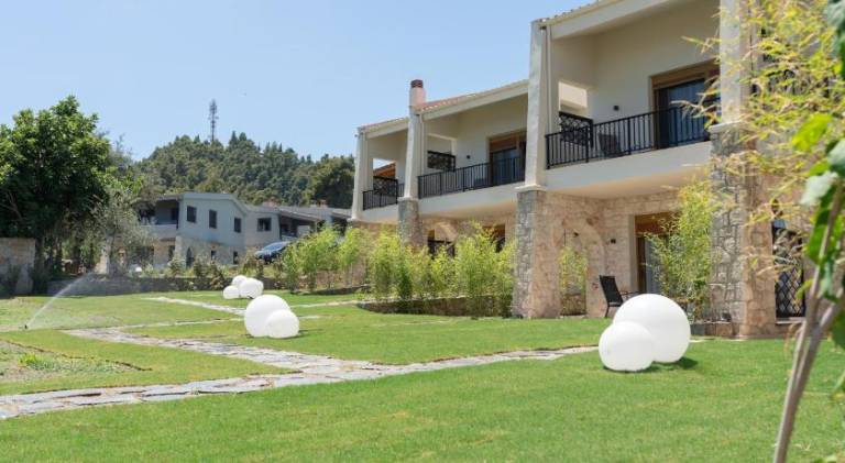 Villa with terrace, pool & garden — photo 5