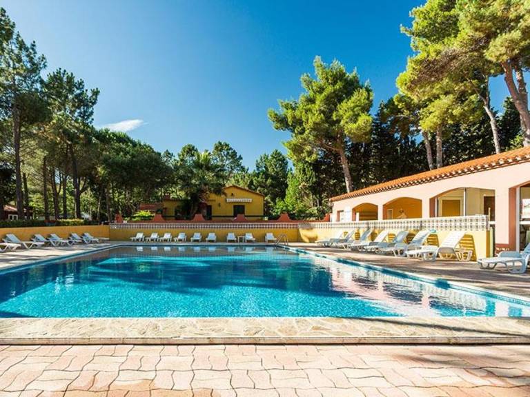 Villa with pool & terrace | Pet-friendly — photo 2