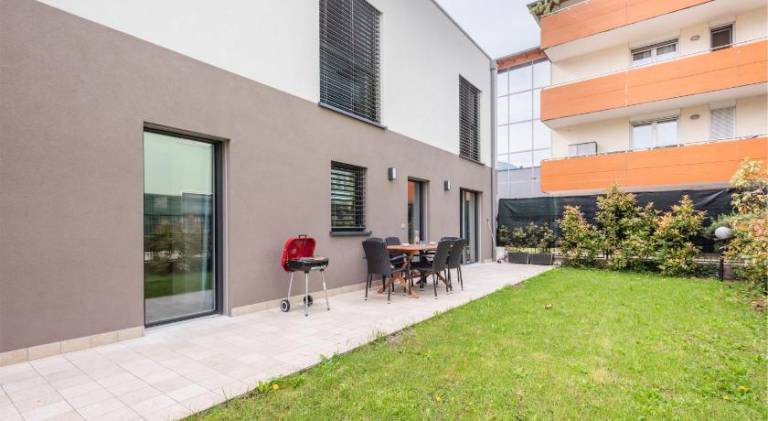 Apartment with grill & patio — photo 4