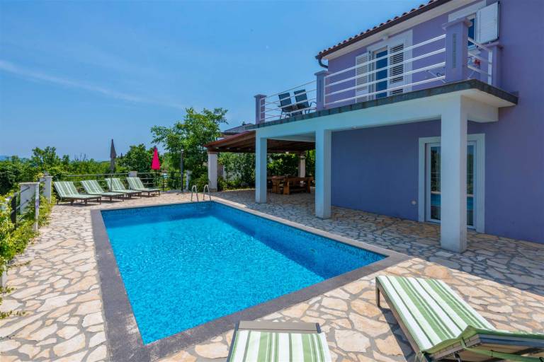 Family-friendly rental with pool, barbeque & patio | Pool view | Pets are welcome — photo 4
