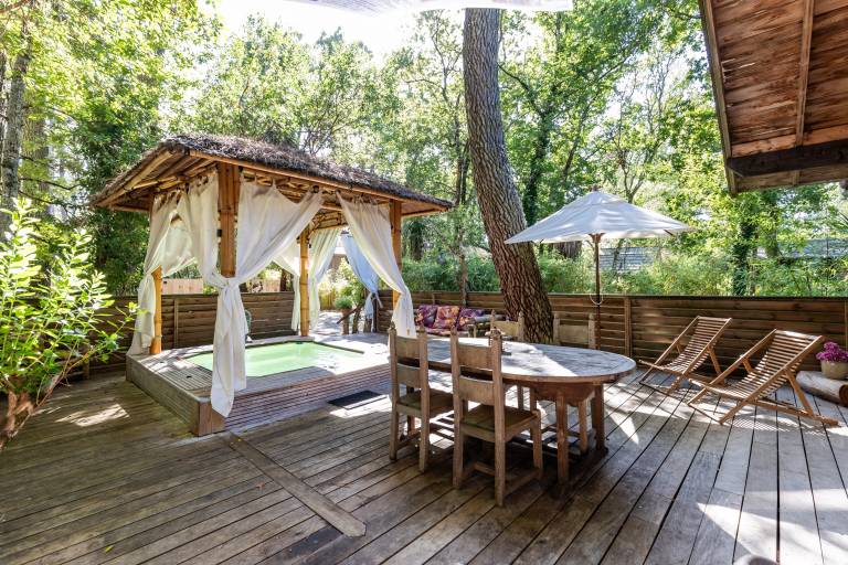 Fully equipped lovely chalet with patio, jacuzzi & barbeque | Pet-friendly in Lacanau