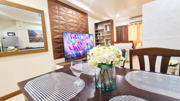 Staycation Subic - 65inch TV near Beach & mall in Morong