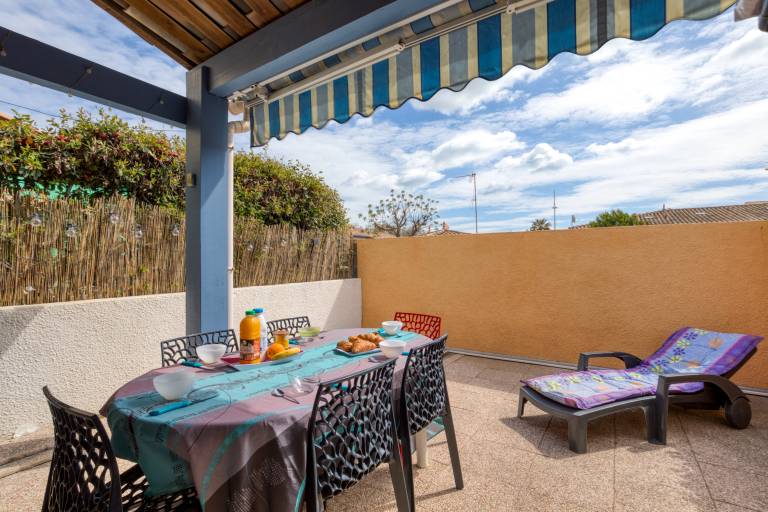Villa with terrace, pool & grill — photo 3