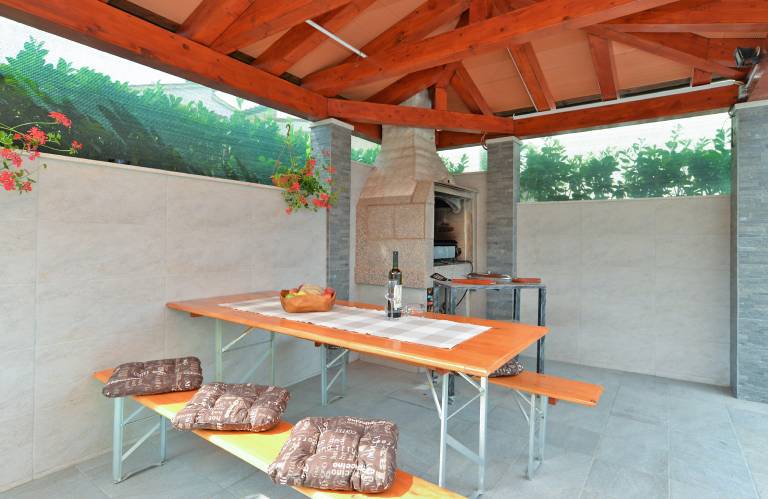 Holiday apartment with patio & barbeque — photo 5