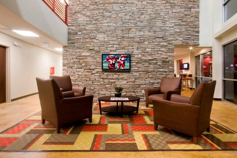 Red Roof Inn & Suites Beaumont — photo 2