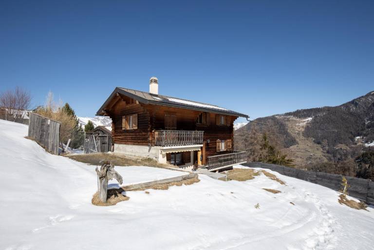 Chalet with yard & terrace in Martigny