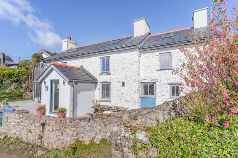 Fully equipped pleasant cottage with garden & BBQ | Beach nearby | Pets allowed in Swansea