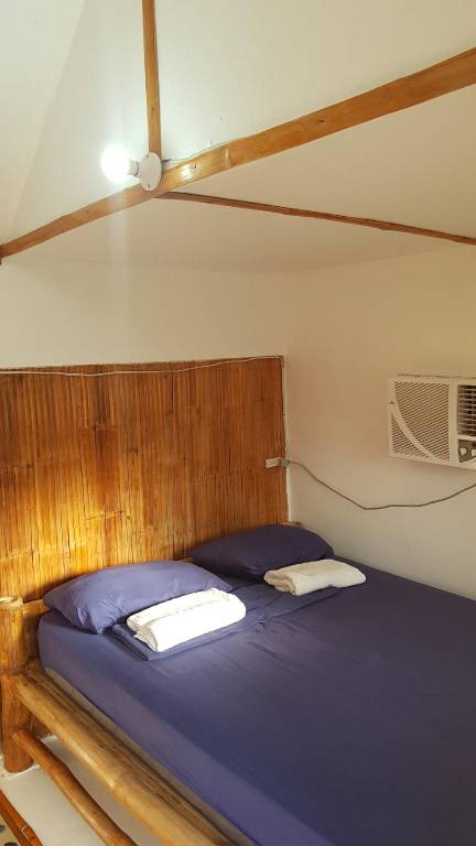 Bungalow with yard & pool in Moalboal