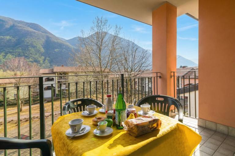 Holiday apartment with garden | Mountain view in Porlezza