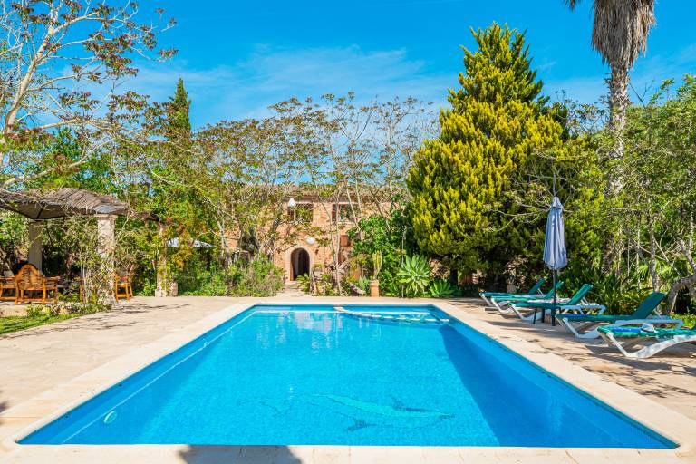 Family-friendly vacation home with private pool, fast internet & sauna | Garden view | Perfect for remote work | Pets allowed — photo 4