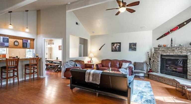 Vacation home with hot tub | Perfect for remote work | Pets allowed — photo 3