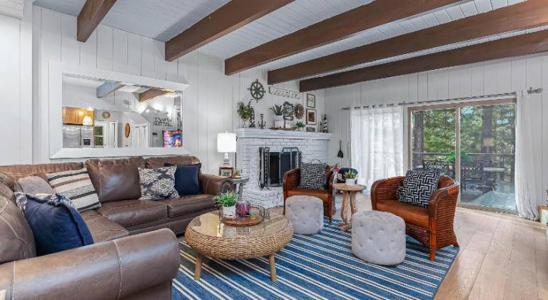 Big vacation home with BBQ, patio & hot tub | Dogs allowed — photo 2