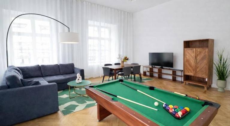 2BR 98m2 Old Town Apt with Pool Table and Free Parking! in Tallinn