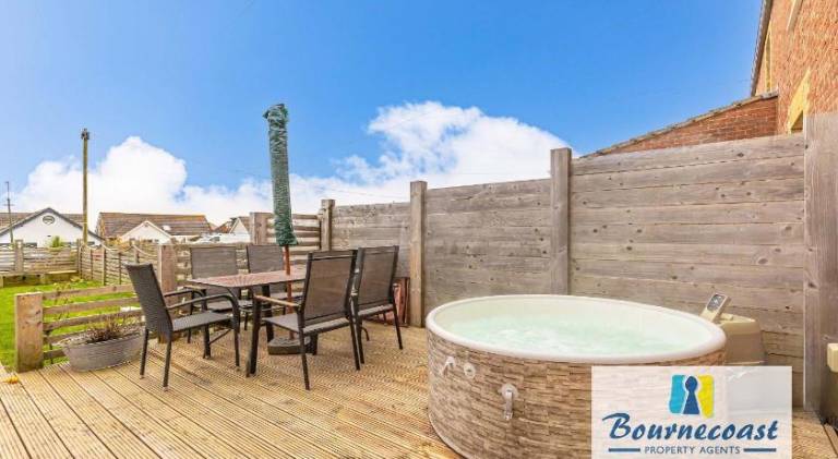 House with hot tub — photo 3