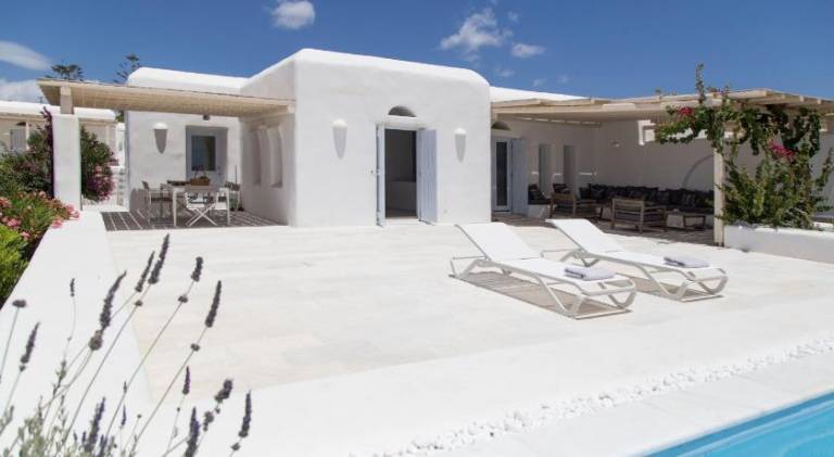 Villa with yard, terrace & pool — photo 5