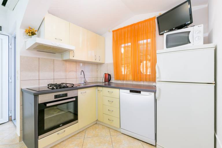 Holiday apartment with terrace, yard & BBQ — photo 5