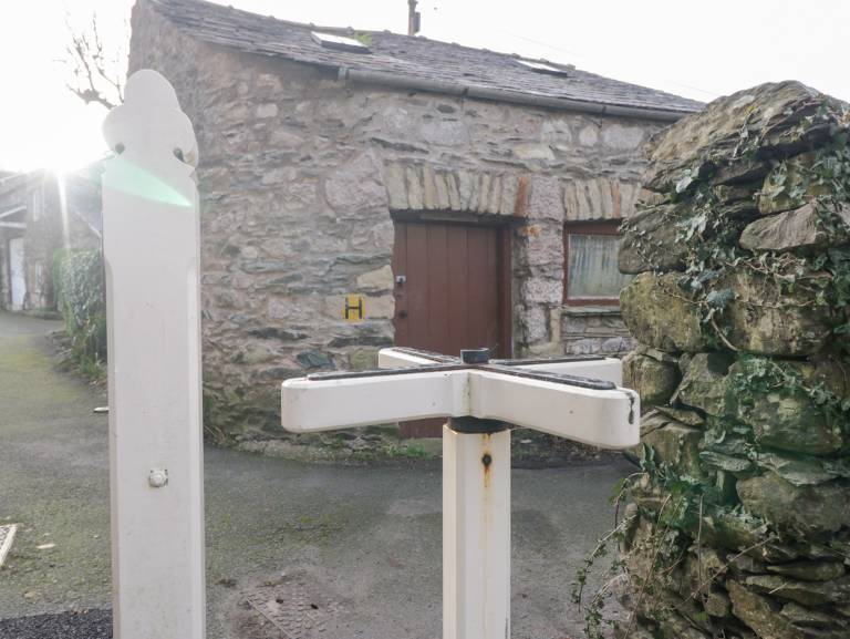 Cottage with garden & hot tub — photo 4