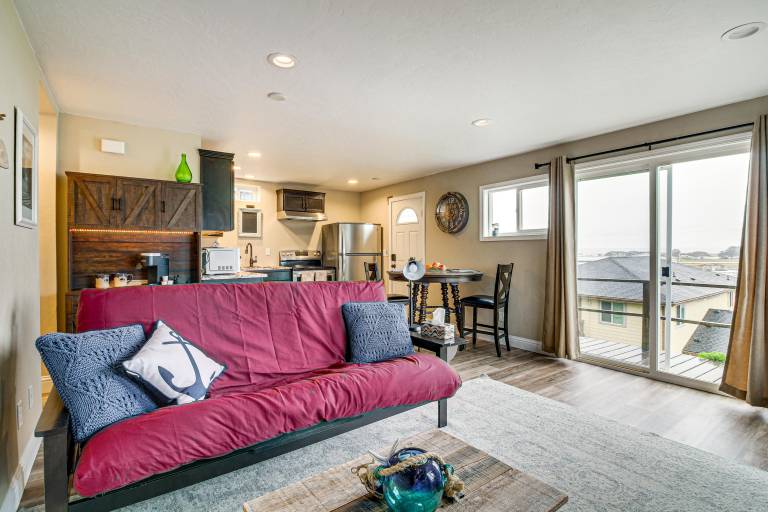 Views of Ocean & Harbor! Quaint Gold Beach Duplex — photo 2