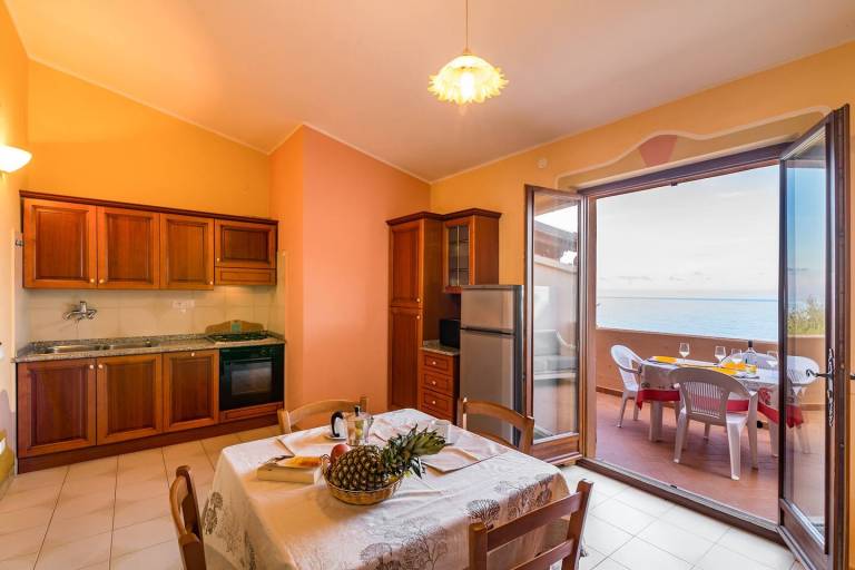 Children-friendly rental apartment with patio & yard | Sea view | Beach nearby | Pets are welcome — photo 4