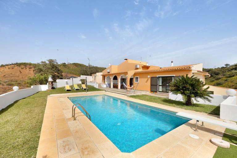 Fully equipped nice vacation home with yard, private pool & terrace | Mountain view | Dogs allowed in Portimão