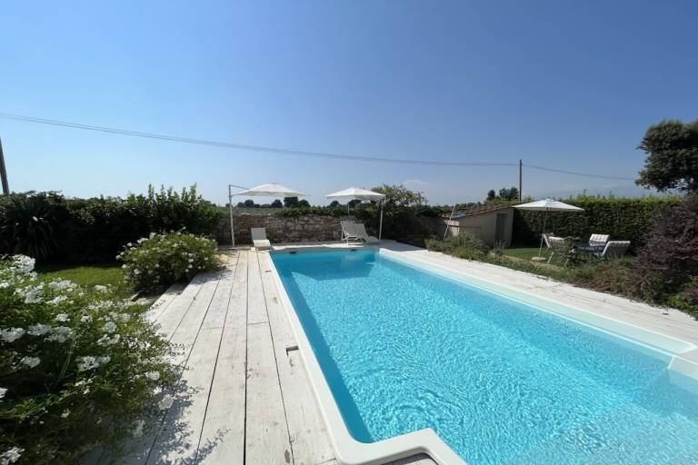 House with barbecue, yard & pool — photo 3