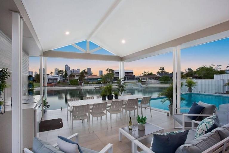 Hus Broadbeach Waters