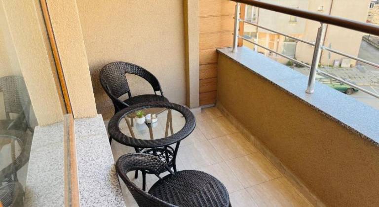 Apartment with terrace — photo 4